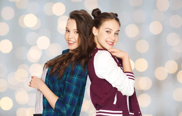 Feliz sorrindo muito adolescentes meninas se divertindo — Fotografia de Stock