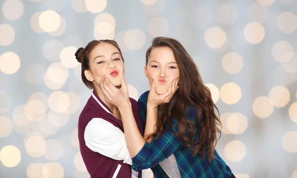 Feliz sorrindo muito adolescentes meninas se divertindo — Fotografia de Stock