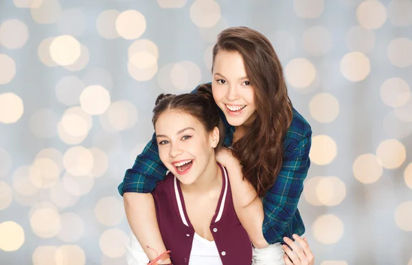 Feliz sorrindo muito adolescente meninas abraçando — Fotografia de Stock