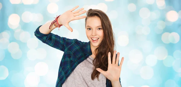 Feliz sonriente bonita adolescente mostrando manos — Foto de Stock