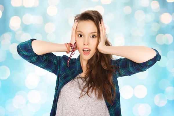 Feliz bonita adolescente sosteniendo a la cabeza — Foto de Stock