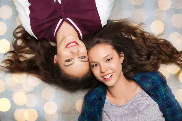 Spokojený úsměv docela dospívající dívky, které leží na podlaze — Stock fotografie