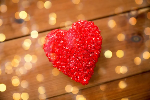 Närbild på rött hjärta dekoration på trä — Stockfoto