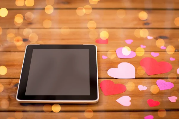 Close-up de PC tablet e corações em madeira — Fotografia de Stock