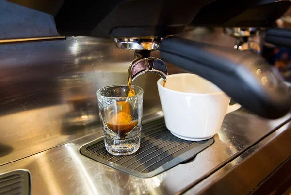 Nahaufnahme einer Espressomaschine, die Kaffee zubereitet — Stockfoto