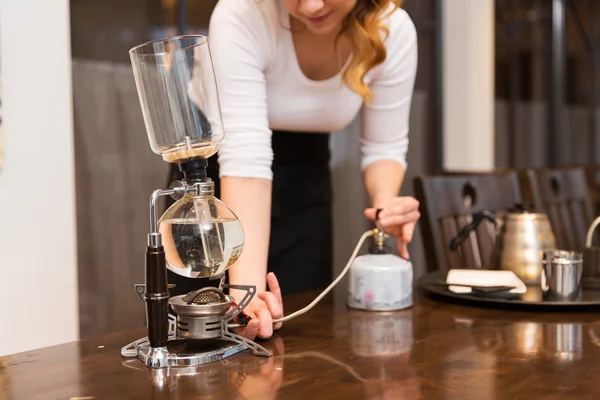 Primer plano de la mujer con sifón cafetera y olla — Foto de Stock