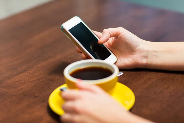 关闭智能手机和咖啡的女人 — 图库照片