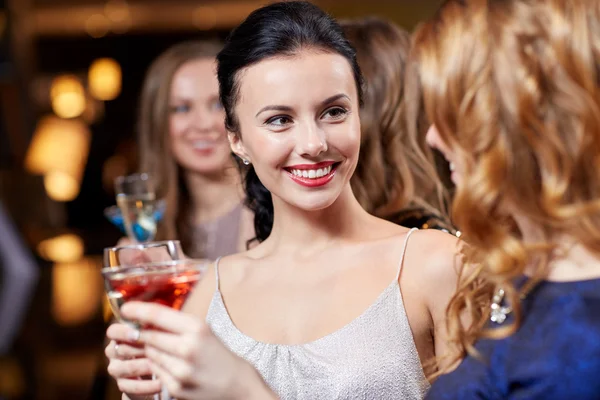 Mujeres felices con bebidas en el club nocturno —  Fotos de Stock