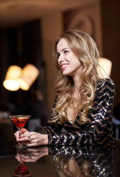 Glamorous woman with cocktail at night club or bar — Stock Photo, Image