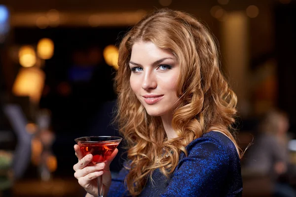Glamoureuze vrouw met cocktail in nachtclub of bar — Stockfoto