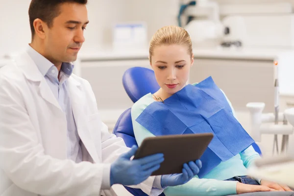 Αρσενικό οδοντίατρος με tablet pc και γυναίκα ασθενή — Φωτογραφία Αρχείου