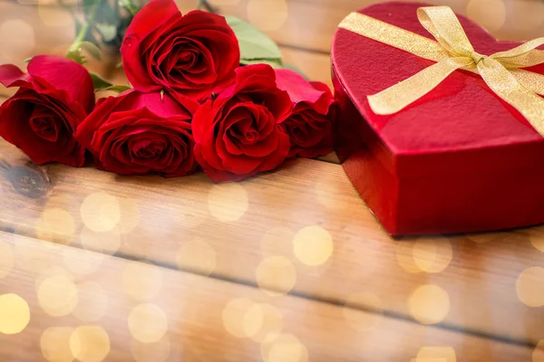 Primer plano de la caja de regalo en forma de corazón y rosas rojas Fotos De Stock Sin Royalties Gratis