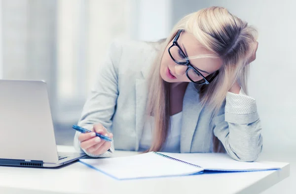 Verveeld en moe vrouw — Stockfoto