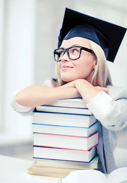 Estudiante en gorra de graduación — Foto de Stock