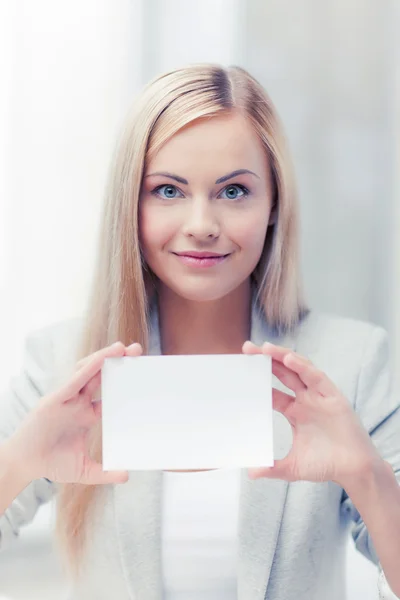 Mulher com negócio em branco ou cartão de nome — Fotografia de Stock