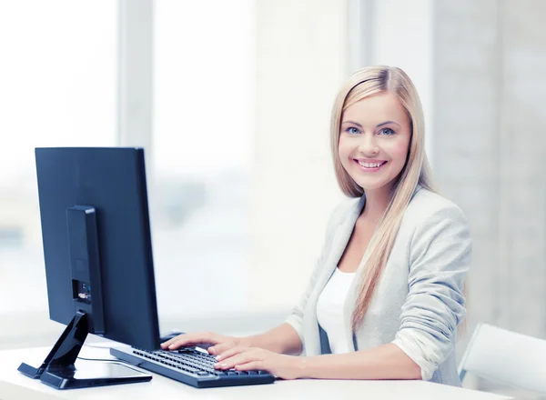 Zakenvrouw met computer — Stockfoto