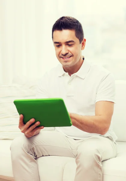 Uomo sorridente che lavora con tablet pc a casa — Foto Stock