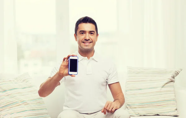 Homem feliz com smartphone em casa — Fotografia de Stock