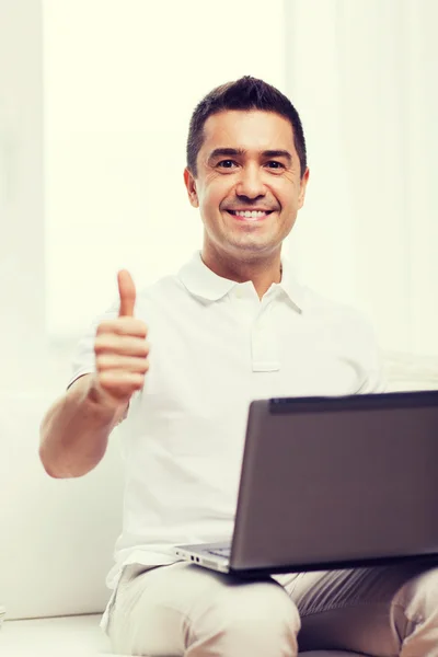 Gelukkig man met laptopcomputer thuis werken — Stockfoto