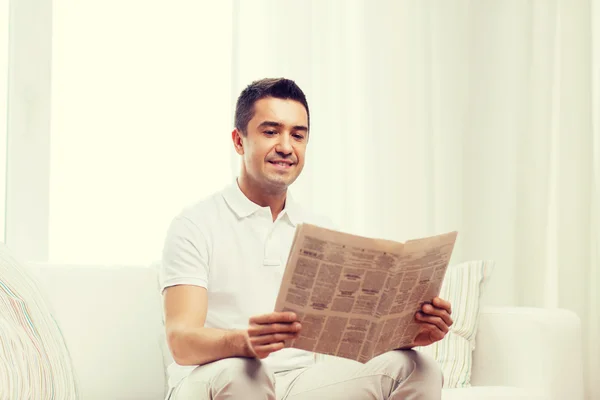 Hombre feliz leyendo el periódico en casa — Foto de Stock