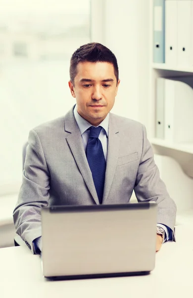 Zakenman werkt met laptop op kantoor — Stockfoto