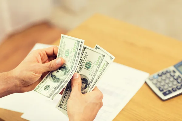 Close up de homem mãos contando dinheiro em casa — Fotografia de Stock