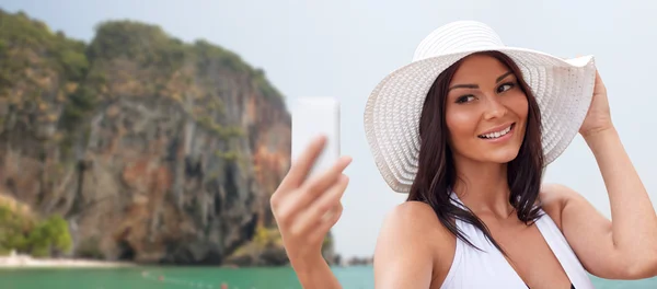 Genç bir kadın akıllı telefonuyla selfie çekiyor. — Stok fotoğraf