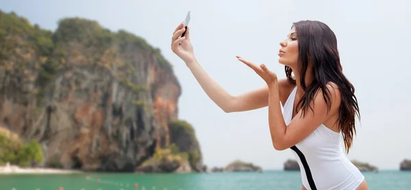 Junge Frau macht Selfie mit Smartphone — Stockfoto