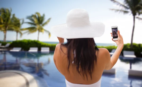 Frau macht Selfie mit Smartphone am Strand — Stockfoto