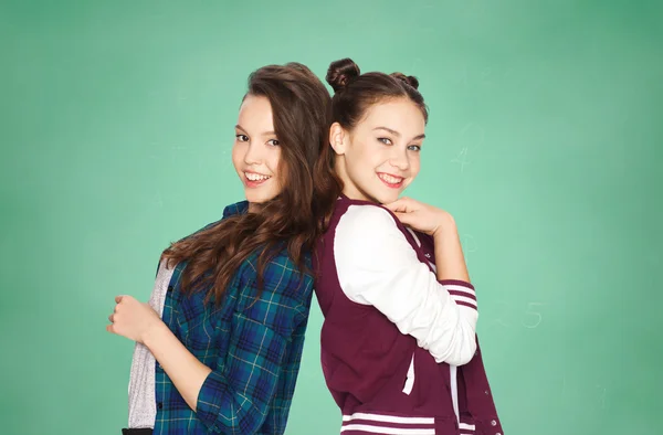 Feliz bonito adolescente meninas mais verde escola bordo — Fotografia de Stock