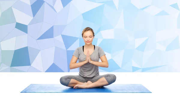 Жінка робить медитацію йоги в позі лотоса на килимку — стокове фото