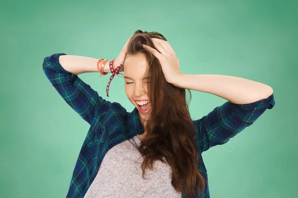 Happy studentské dospívající dívka drží na hlavě — Stock fotografie