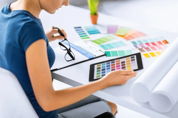 Mujer que trabaja con muestras de color para la selección — Foto de Stock