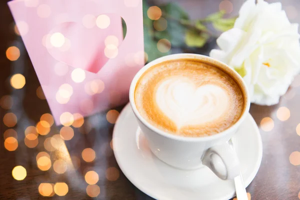 Primer plano de la tarjeta de felicitación con corazón y café —  Fotos de Stock