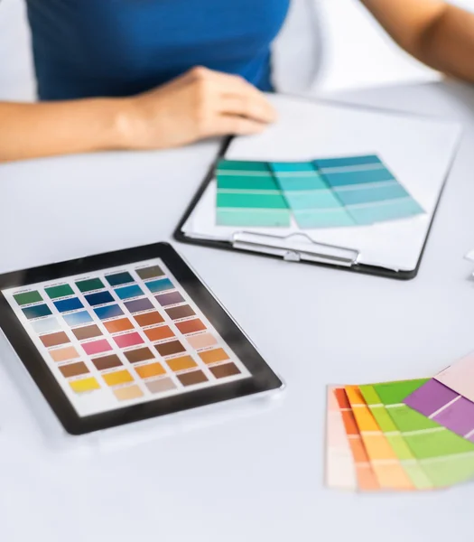 Woman working with color samples for selection — Stock Photo, Image