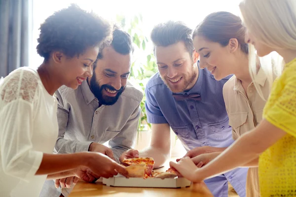 Glückliches Geschäftsteam beim Pizza essen im Büro — Stockfoto