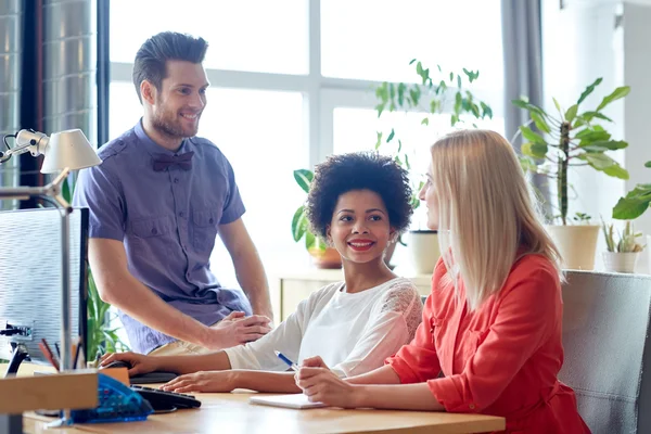 Heureux équipe créative parler au bureau — Photo