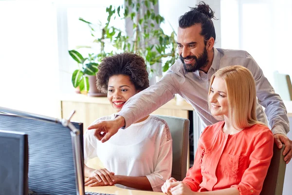 Equipo creativo feliz con el ordenador en la oficina — Foto de Stock