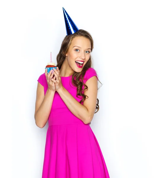 Glückliche Frau oder Teenager-Mädchen mit Geburtstagskuchen — Stockfoto