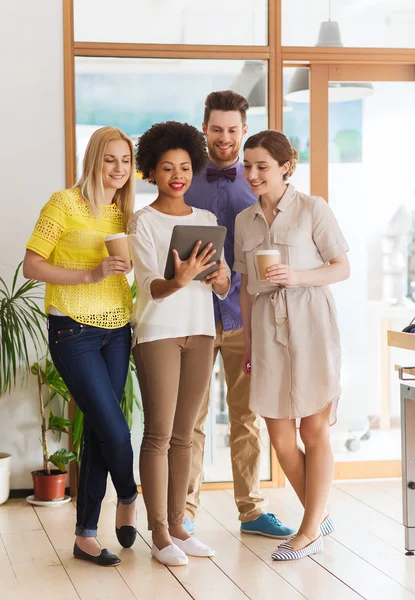 Kreativa team med TabletPC och kaffe på kontoret — Stockfoto