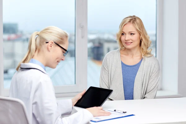 Medico con tablet pc e donna in ospedale — Foto Stock