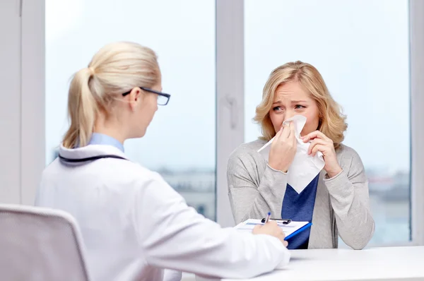 Lékař a nemocná žena pacient s chřipkou na klinice — Stock fotografie