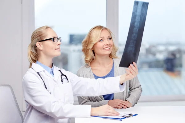 Paziente donna e medico con radiografia della colonna vertebrale — Foto Stock