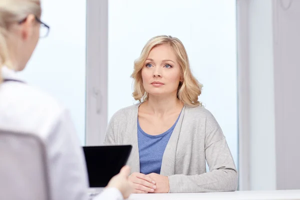 Medico con tablet pc e donna in ospedale — Foto Stock