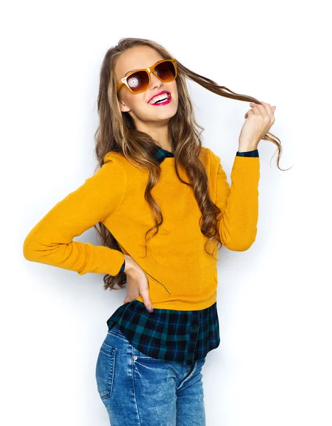 Boldog fiatal nő vagy tini lány alkalmi ruhák — Stock Fotó