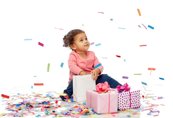 Menina pequena feliz com presentes de aniversário — Fotografia de Stock