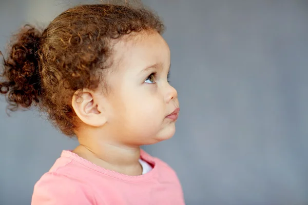 Beau petit portrait de fille bébé — Photo