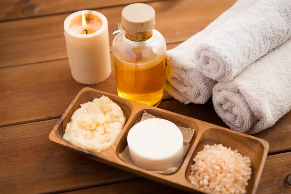 Close up of natural cosmetics and bath towels — Stock Photo, Image