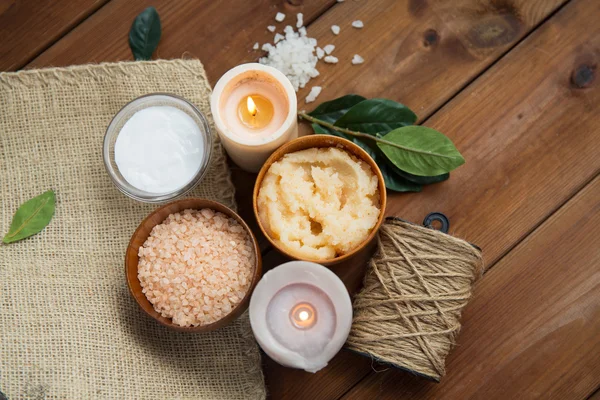 Close-up de esfoliação do corpo natural e velas em madeira — Fotografia de Stock