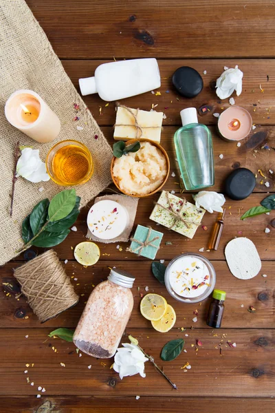 Close up of body care cosmetic products on wood — Stock Photo, Image